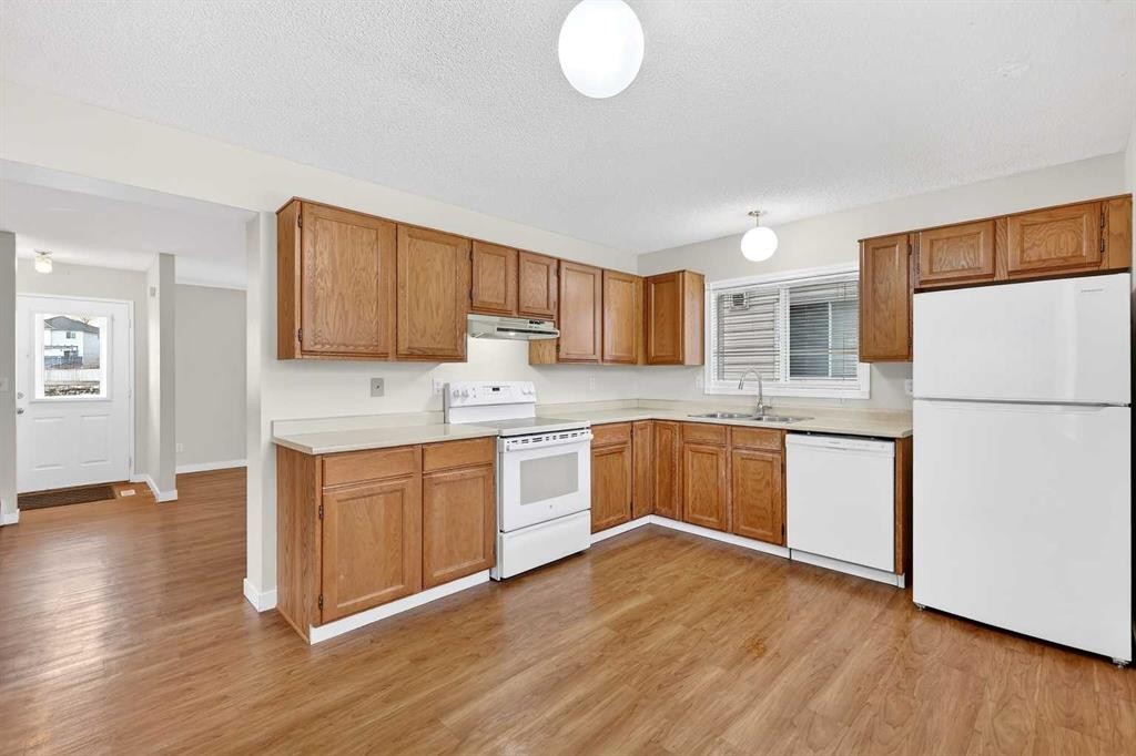 159 Shawglen Road Sw, Calgary, AB - Indoor Photo Showing Kitchen