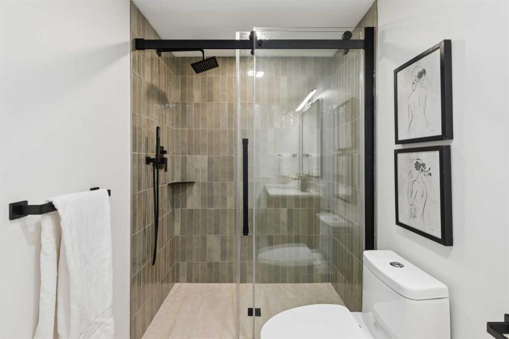 4547 Passchendaele Road Sw, Calgary, AB - Indoor Photo Showing Bathroom