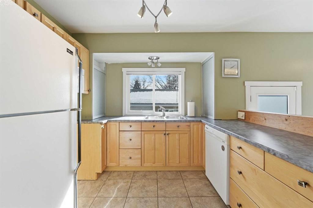 1 Thorncliffe Crescent Nw, Calgary, AB - Indoor Photo Showing Kitchen With Double Sink