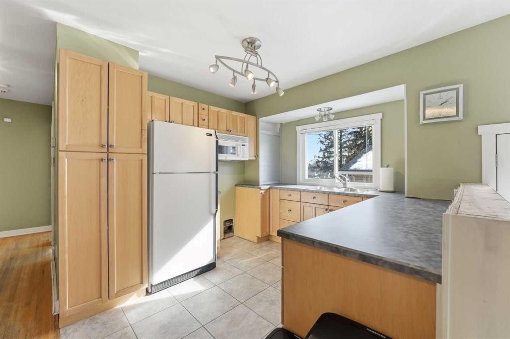 1 Thorncliffe Crescent Nw, Calgary, AB - Indoor Photo Showing Kitchen