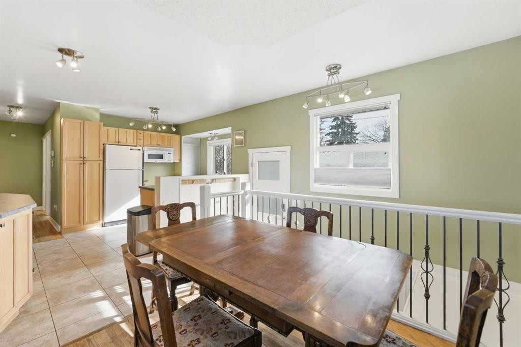 1 Thorncliffe Crescent Nw, Calgary, AB - Indoor Photo Showing Dining Room