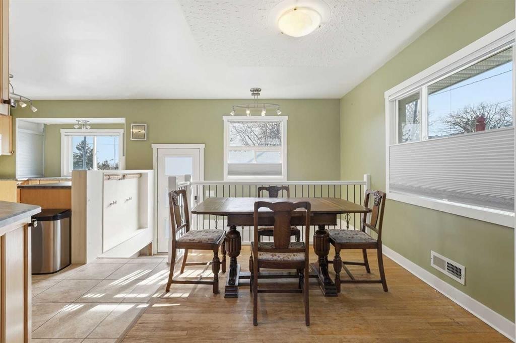 1 Thorncliffe Crescent Nw, Calgary, AB - Indoor Photo Showing Dining Room