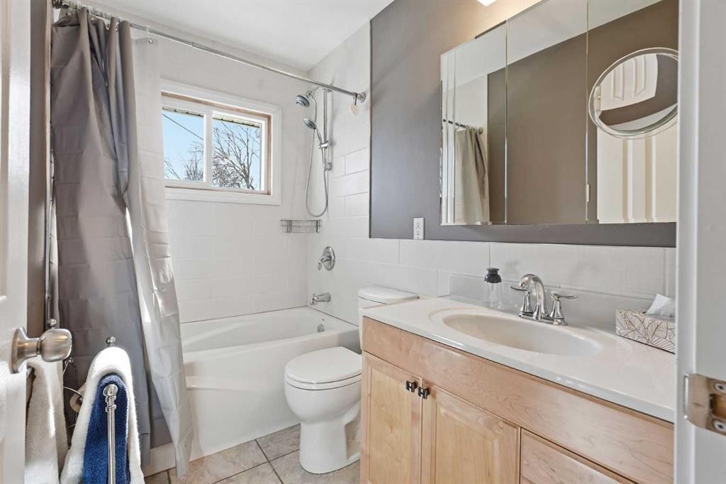 1 Thorncliffe Crescent Nw, Calgary, AB - Indoor Photo Showing Bathroom