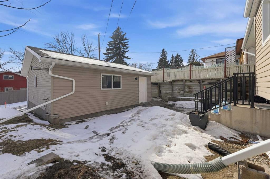 1 Thorncliffe Crescent Nw, Calgary, AB - Outdoor With Exterior
