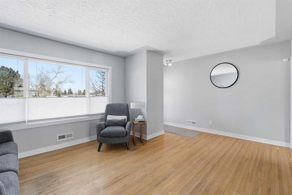 1 Thorncliffe Crescent Nw, Calgary, AB - Indoor