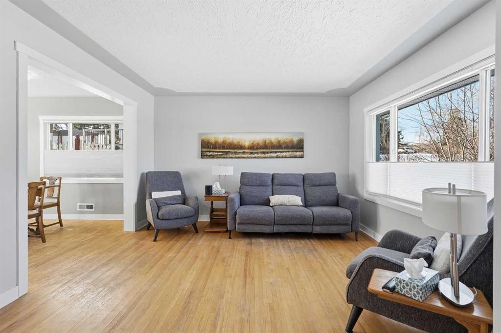 1 Thorncliffe Crescent Nw, Calgary, AB - Indoor Photo Showing Living Room