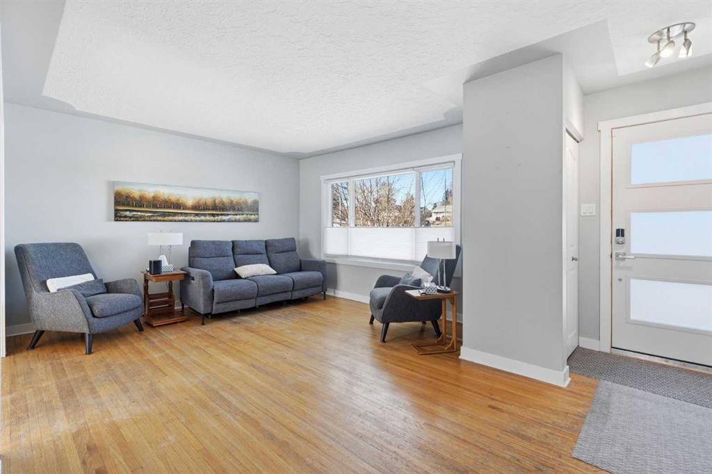 1 Thorncliffe Crescent Nw, Calgary, AB - Indoor Photo Showing Living Room