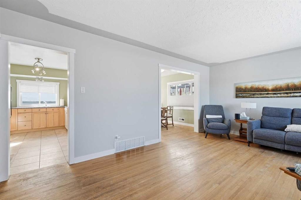 1 Thorncliffe Crescent Nw, Calgary, AB - Indoor Photo Showing Living Room