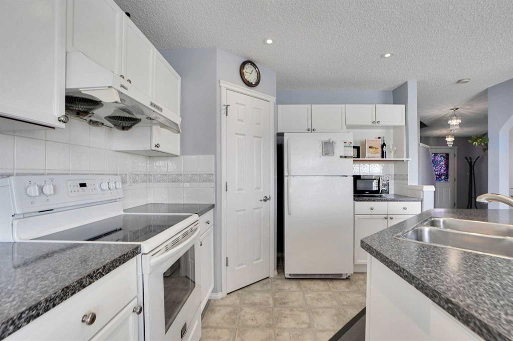 234 Saddlecreek Point Ne, Calgary, AB - Indoor Photo Showing Kitchen With Double Sink