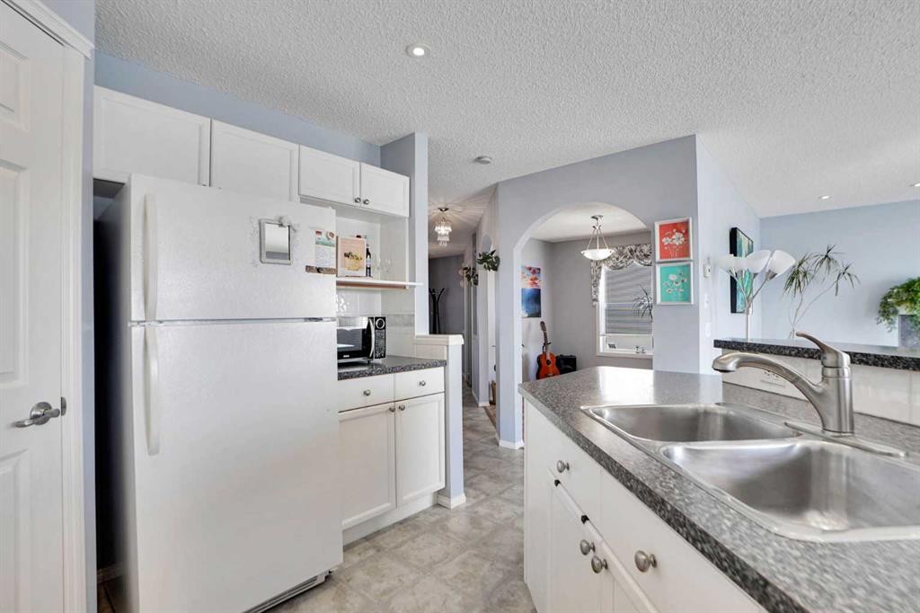 234 Saddlecreek Point Ne, Calgary, AB - Indoor Photo Showing Kitchen With Double Sink
