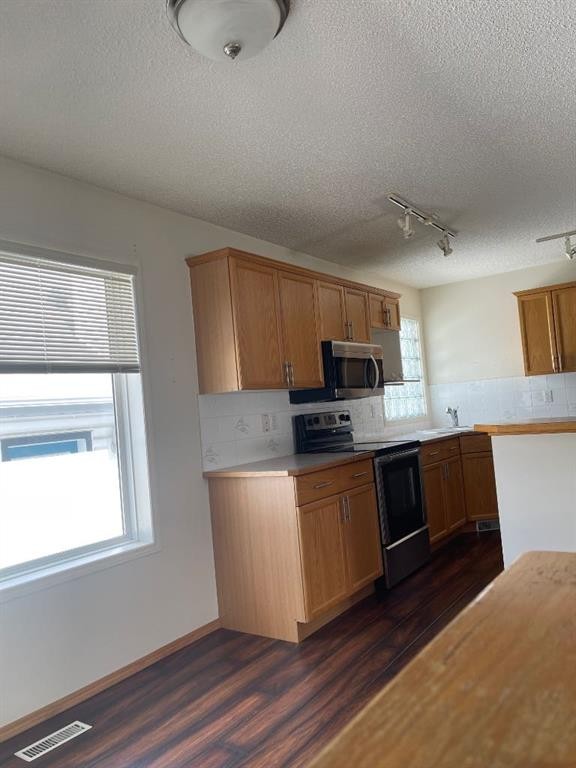 149 Hidden Ranch Road Nw, Calgary, AB - Indoor Photo Showing Kitchen