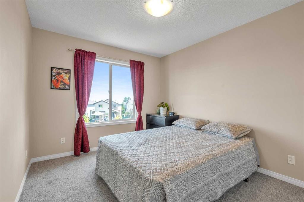 320 Evermeadow Road Sw, Calgary, AB - Indoor Photo Showing Bedroom