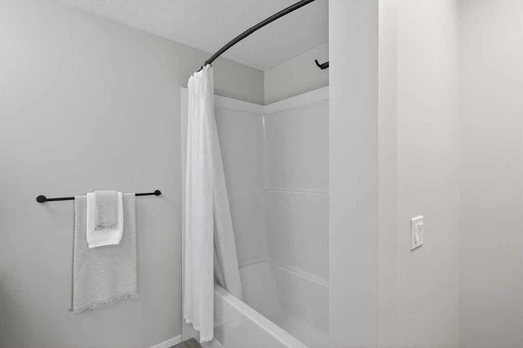 214-140 Mahogany Street Se, Calgary, AB - Indoor Photo Showing Bathroom