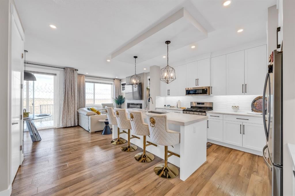 163 Sandpiper Bend, Chestermere, AB - Indoor Photo Showing Kitchen With Upgraded Kitchen