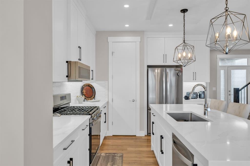 163 Sandpiper Bend, Chestermere, AB - Indoor Photo Showing Kitchen With Stainless Steel Kitchen With Upgraded Kitchen