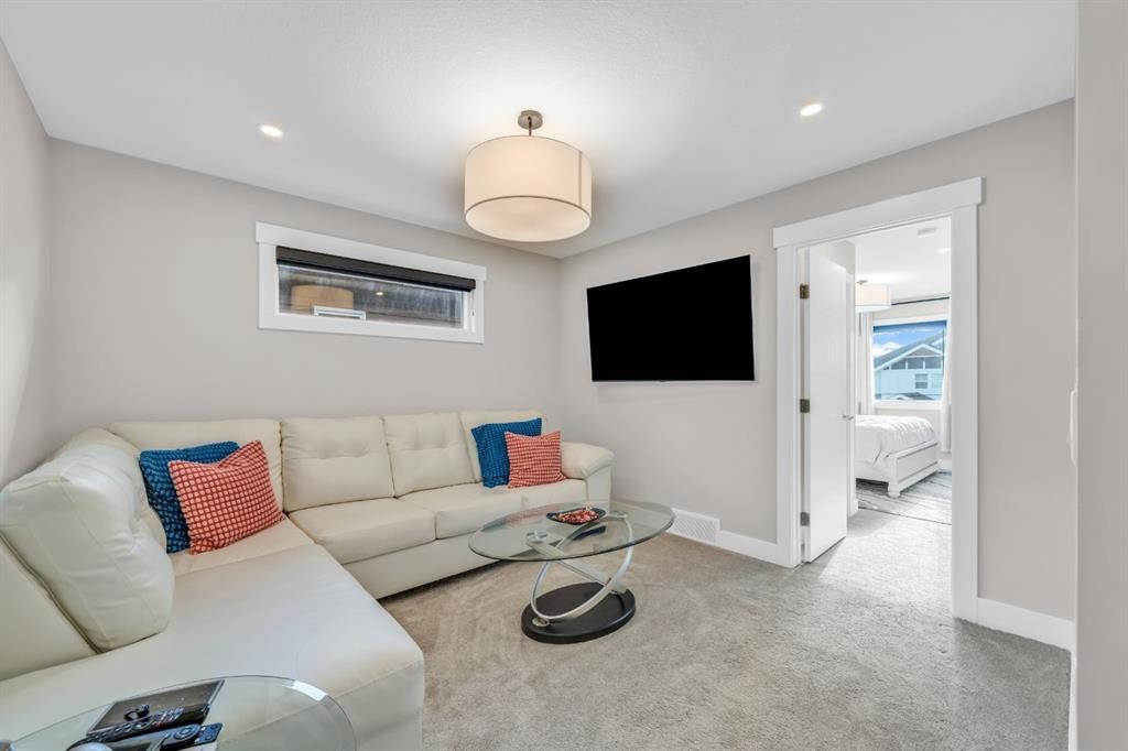 163 Sandpiper Bend, Chestermere, AB - Indoor Photo Showing Living Room