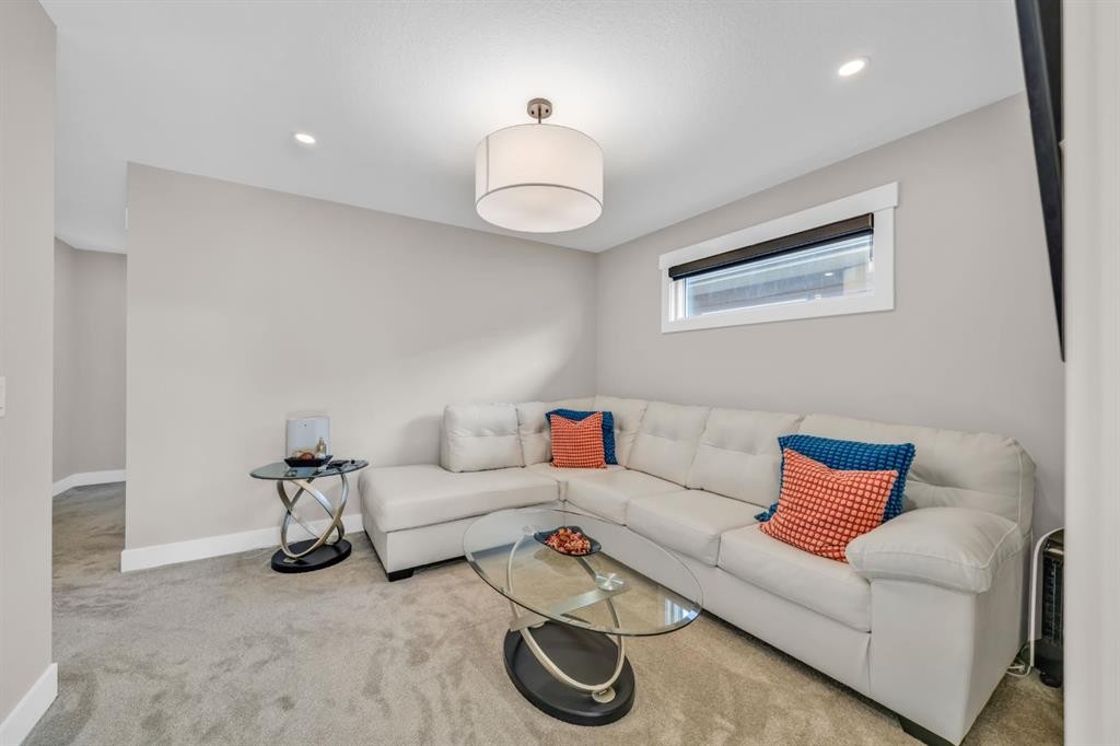 163 Sandpiper Bend, Chestermere, AB - Indoor Photo Showing Living Room