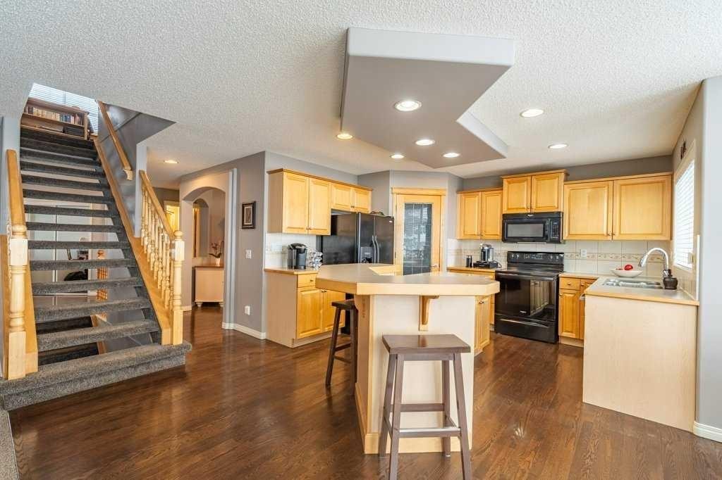 62 Springbluff Boulevard Sw, Calgary, AB - Indoor Photo Showing Kitchen