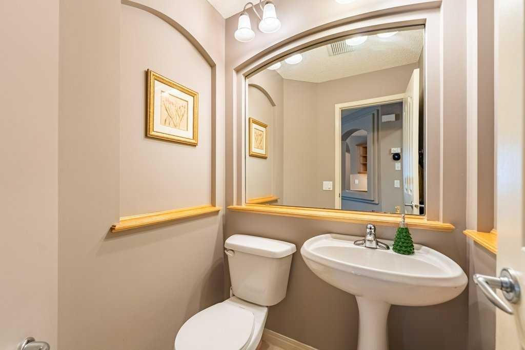 62 Springbluff Boulevard Sw, Calgary, AB - Indoor Photo Showing Bathroom