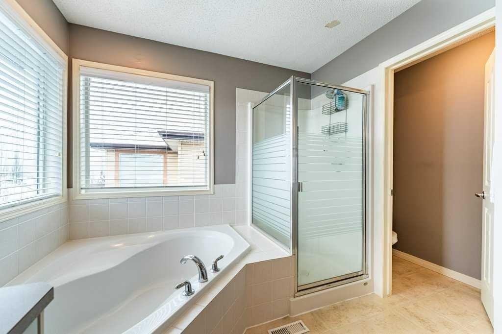 62 Springbluff Boulevard Sw, Calgary, AB - Indoor Photo Showing Bathroom