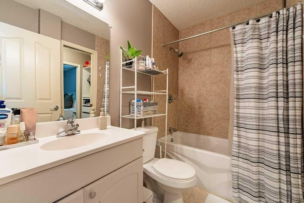 62 Springbluff Boulevard Sw, Calgary, AB - Indoor Photo Showing Bathroom