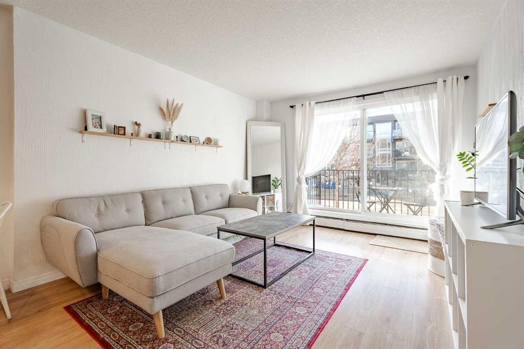 202-340 4 Avenue Ne, Calgary, AB - Indoor Photo Showing Living Room