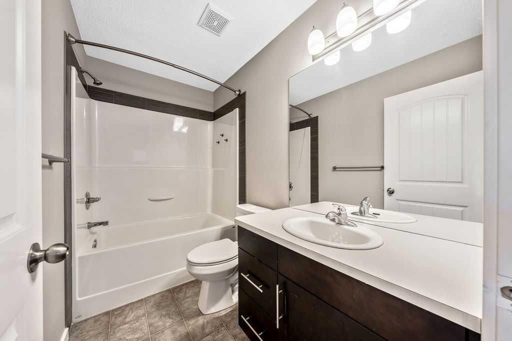 37 Marquis Common Se, Calgary, AB - Indoor Photo Showing Bathroom