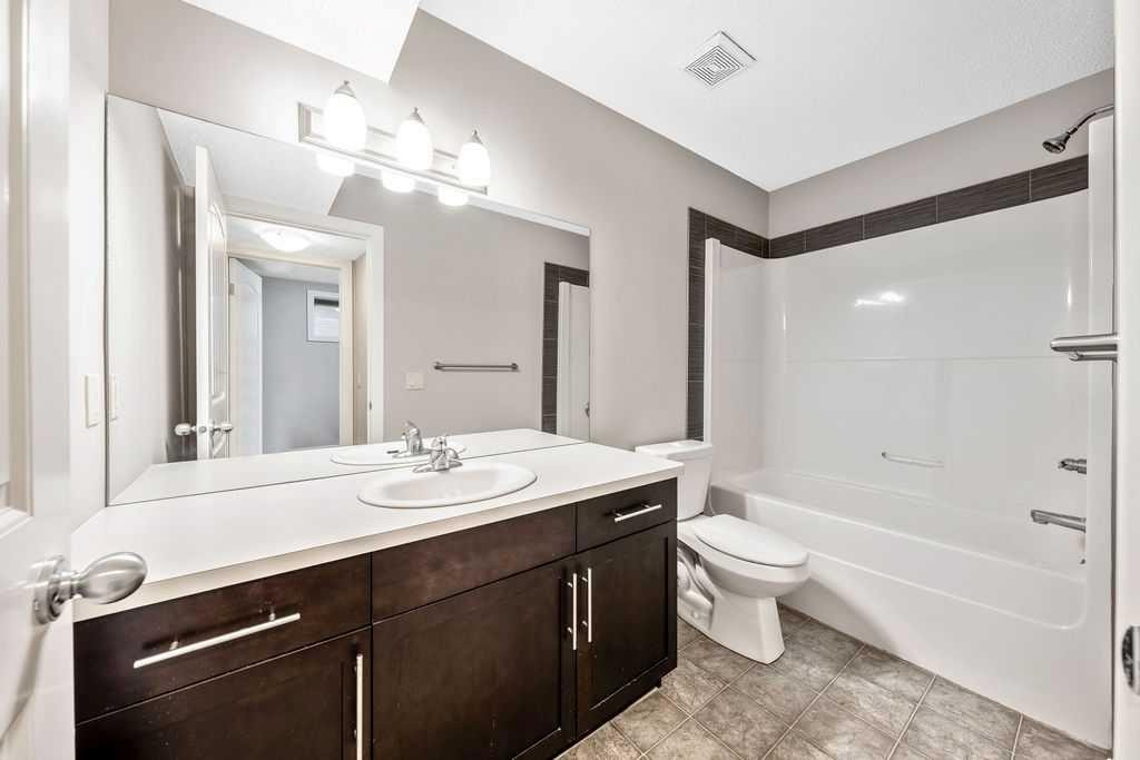 37 Marquis Common Se, Calgary, AB - Indoor Photo Showing Bathroom