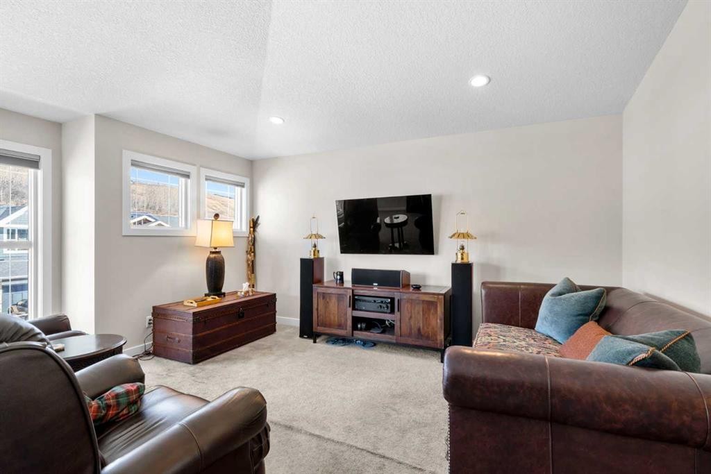 82 Cranbrook Crescent Se, Calgary, AB - Indoor Photo Showing Living Room