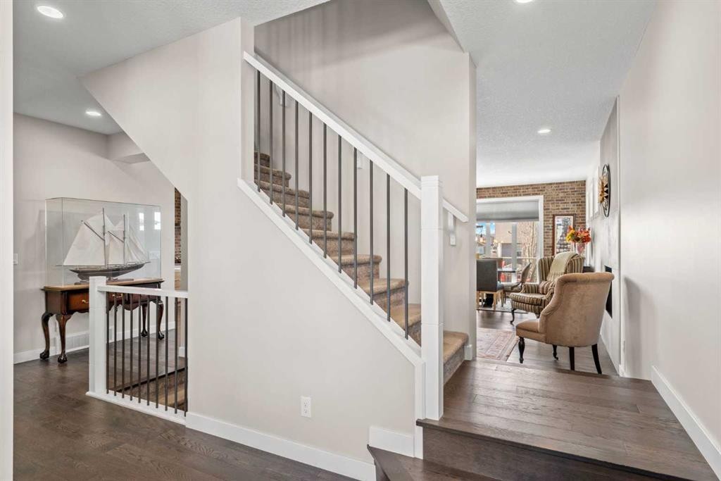 82 Cranbrook Crescent Se, Calgary, AB - Indoor Photo Showing Other Room