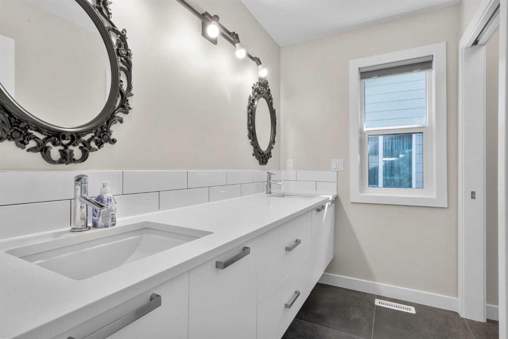 82 Cranbrook Crescent Se, Calgary, AB - Indoor Photo Showing Bathroom