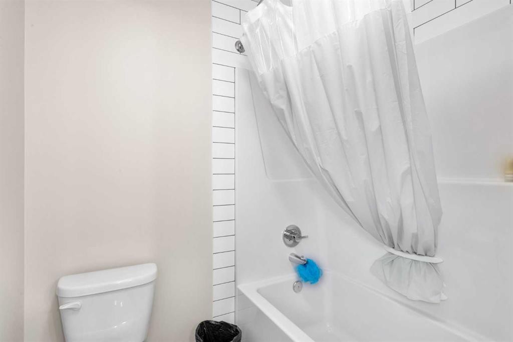 82 Cranbrook Crescent Se, Calgary, AB - Indoor Photo Showing Bathroom