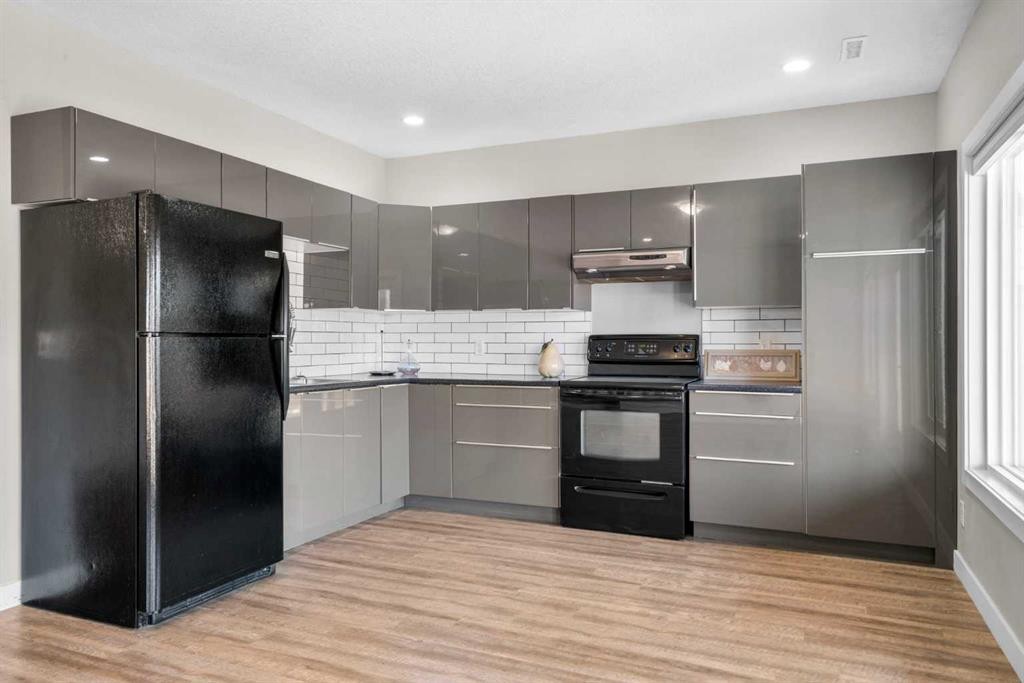 82 Cranbrook Crescent Se, Calgary, AB - Indoor Photo Showing Kitchen