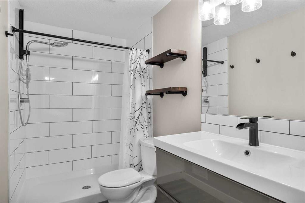 82 Cranbrook Crescent Se, Calgary, AB - Indoor Photo Showing Bathroom
