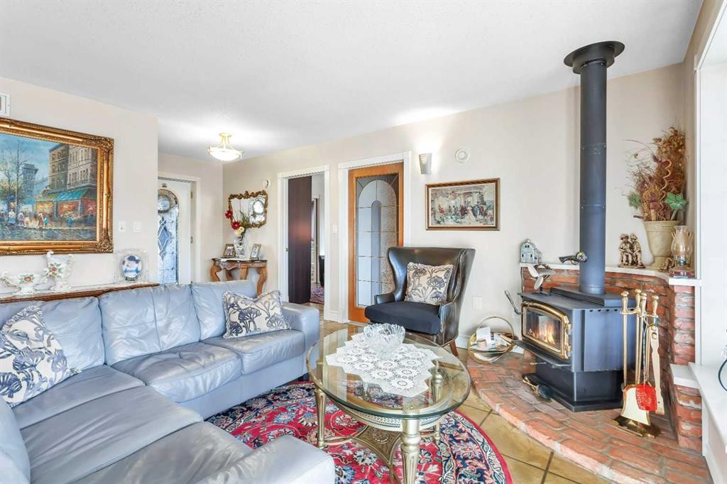 31442 Range Road 45, Rural Mountain View County, AB - Indoor Photo Showing Living Room