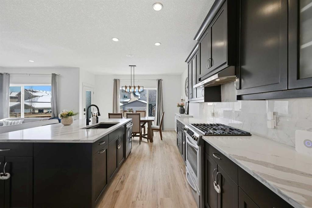 1153 Kingston Crescent Se, Airdrie, AB - Indoor Photo Showing Kitchen With Upgraded Kitchen