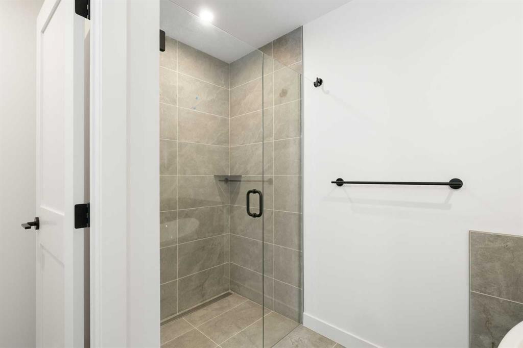 402-1505 Spring Creek Gate, Canmore, AB - Indoor Photo Showing Bathroom