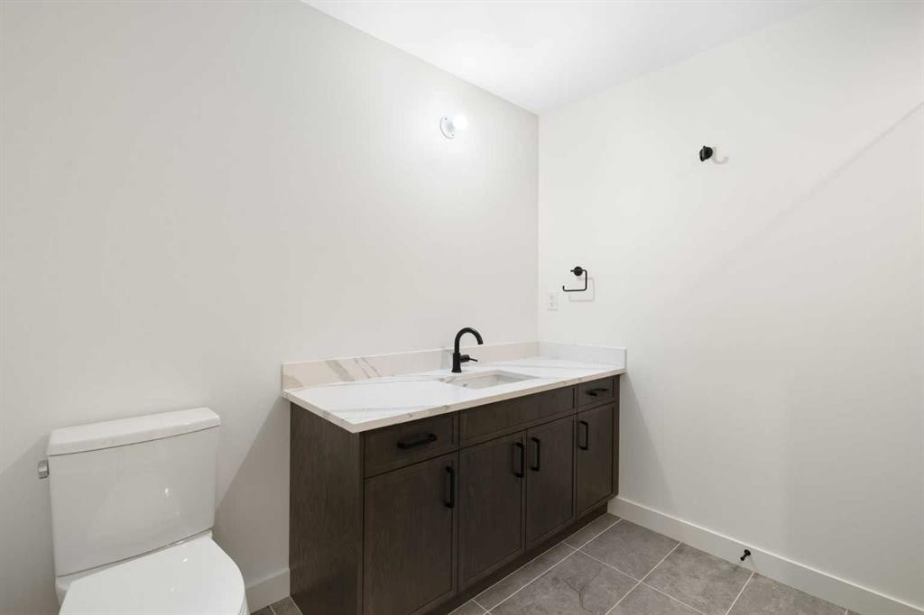 402-1505 Spring Creek Gate, Canmore, AB - Indoor Photo Showing Bathroom