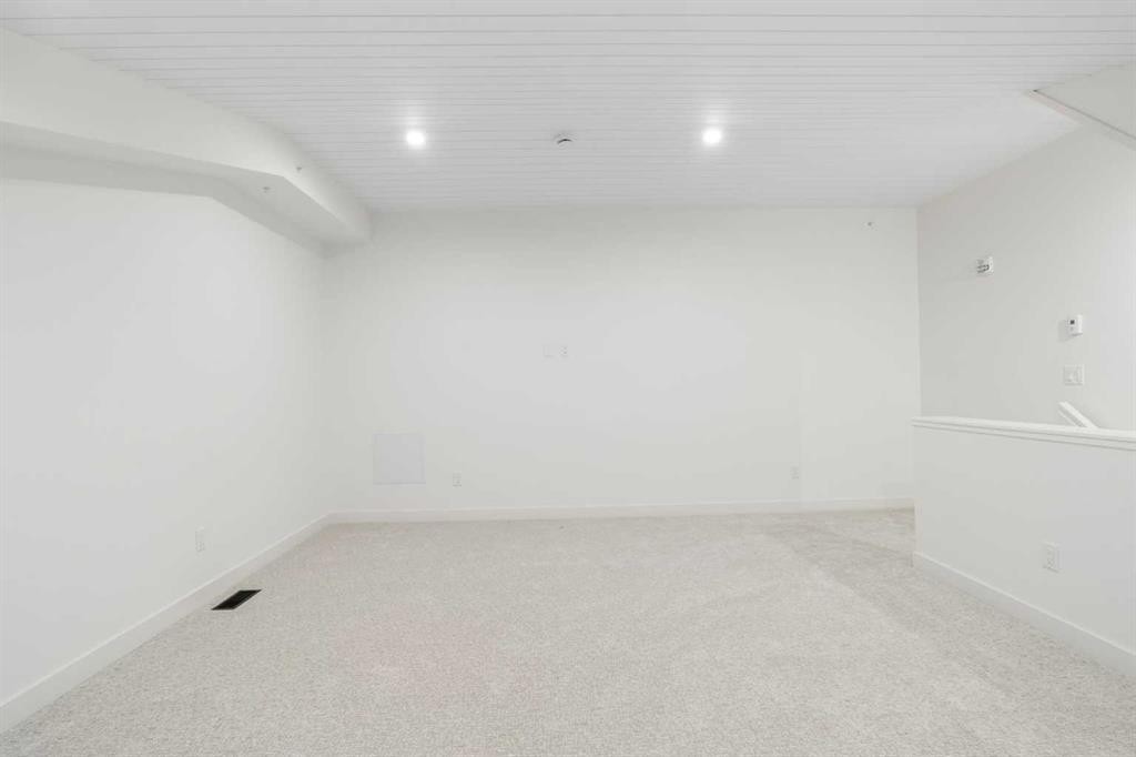 402-1505 Spring Creek Gate, Canmore, AB - Indoor Photo Showing Other Room