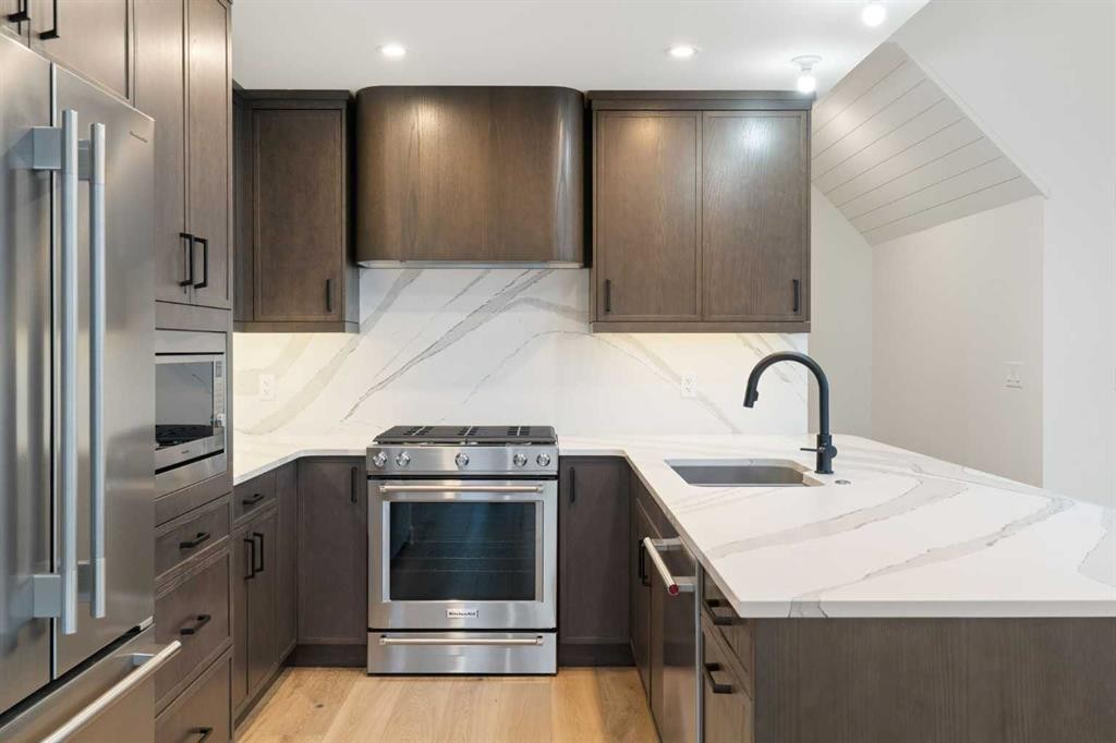 402-1505 Spring Creek Gate, Canmore, AB - Indoor Photo Showing Kitchen With Upgraded Kitchen