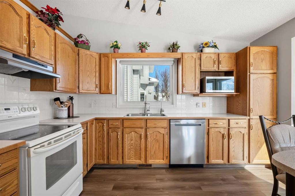 412 Hawkland Place Nw, Calgary, AB - Indoor Photo Showing Kitchen With Double Sink