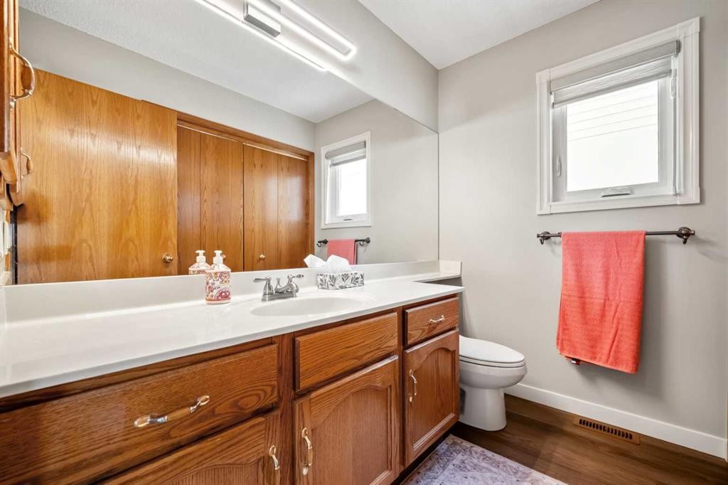 412 Hawkland Place Nw, Calgary, AB - Indoor Photo Showing Bathroom