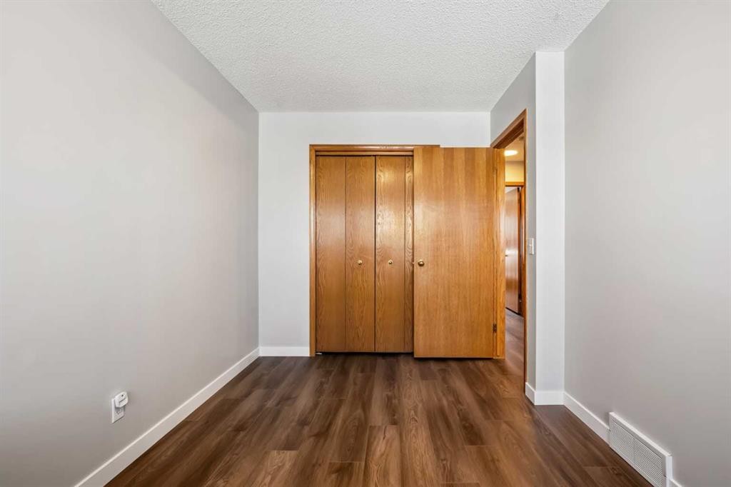 412 Hawkland Place Nw, Calgary, AB - Indoor Photo Showing Other Room