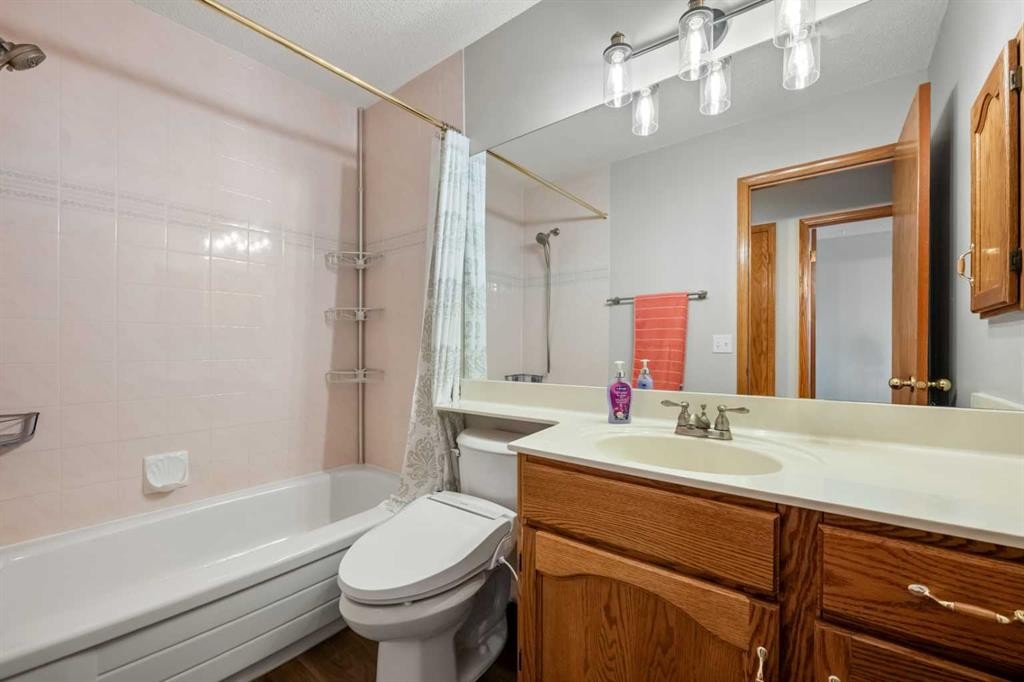 412 Hawkland Place Nw, Calgary, AB - Indoor Photo Showing Bathroom