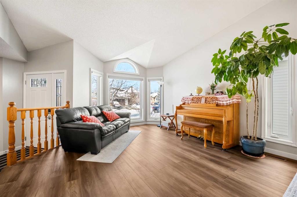 412 Hawkland Place Nw, Calgary, AB - Indoor Photo Showing Living Room