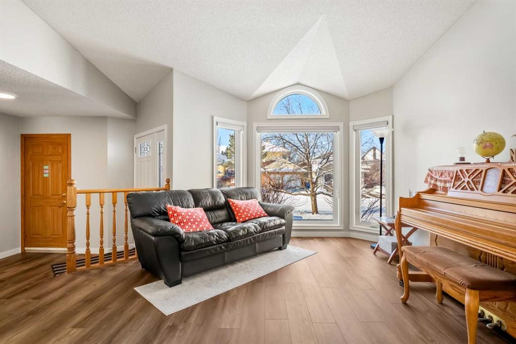 412 Hawkland Place Nw, Calgary, AB - Indoor Photo Showing Living Room