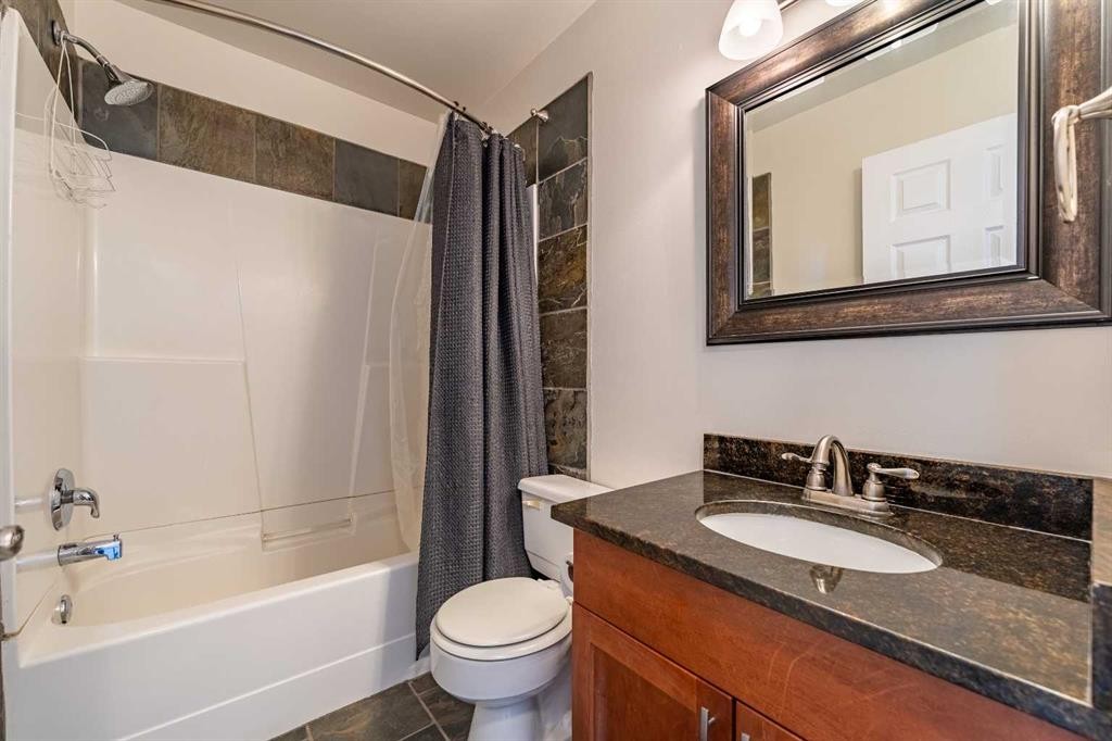 135 27 Avenue Ne, Calgary, AB - Indoor Photo Showing Bathroom