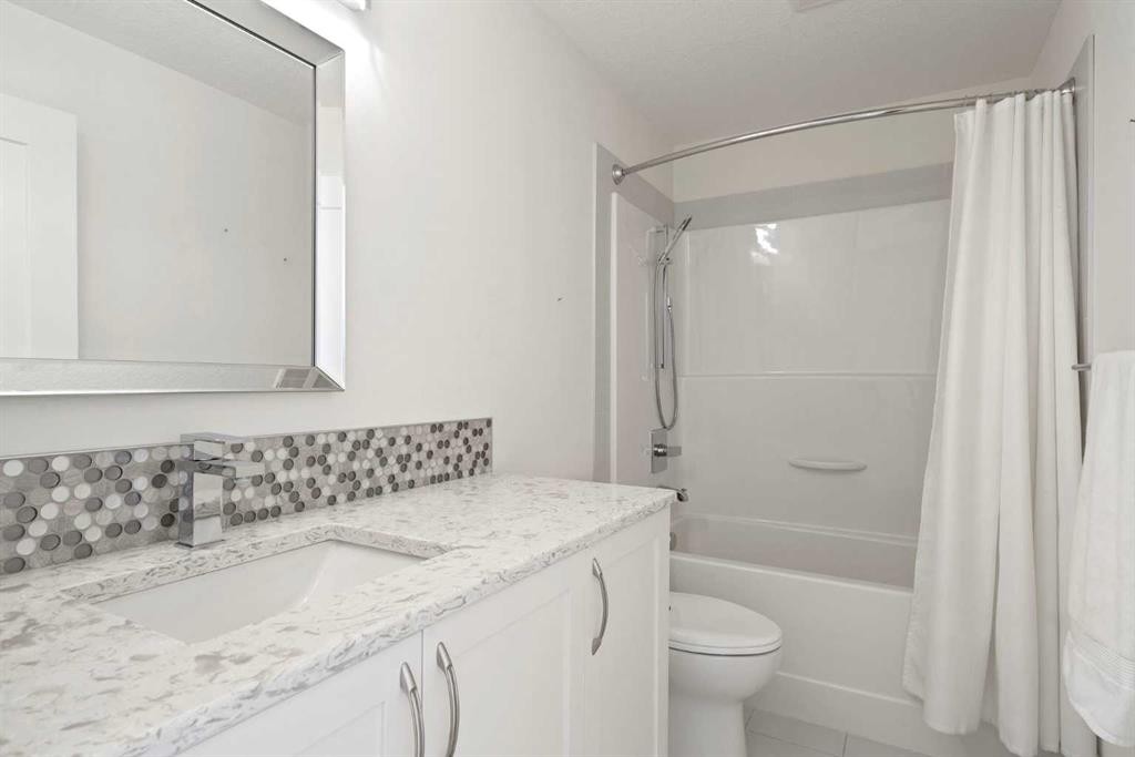 332-20 Seton Park Se, Calgary, AB - Indoor Photo Showing Bathroom