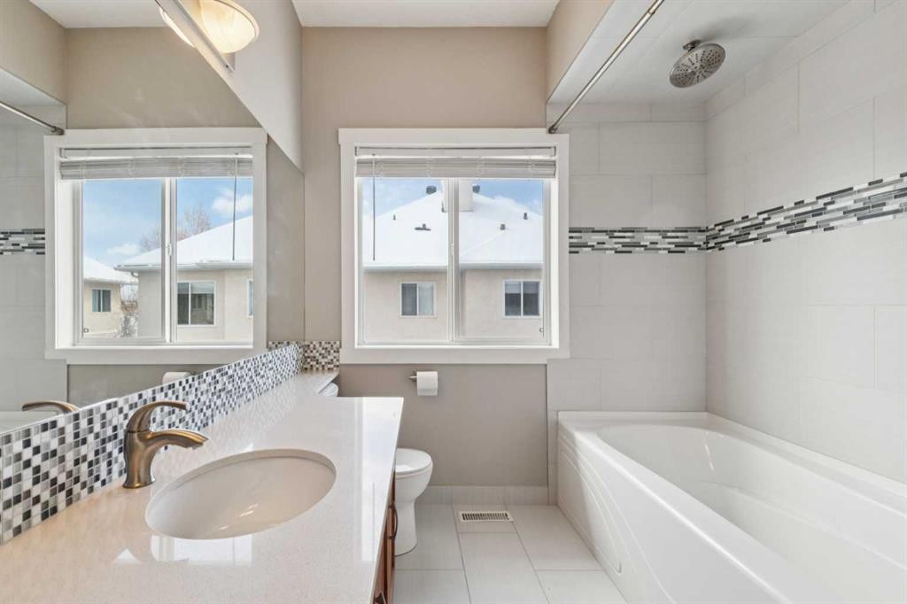 39 Sierra Morena Landing Sw, Calgary, AB - Indoor Photo Showing Bathroom