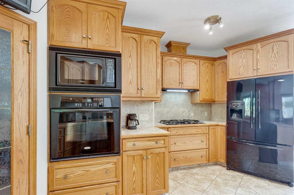 602 Pheasant Close, Pelican Point, AB - Indoor Photo Showing Kitchen